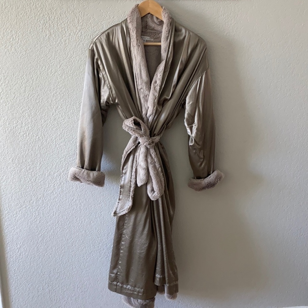 Giraffe at Home Faux Fur and Satin Robe